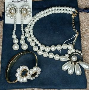 White perls jewelry set.